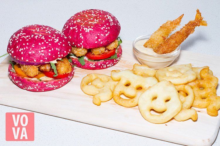 бургер с креветками на столе