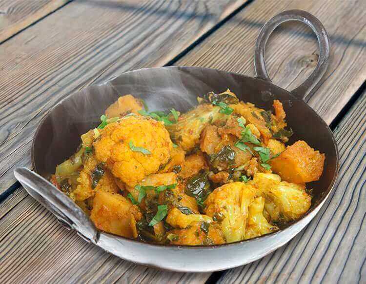 Цветная капуста в индийских специях с картофелем