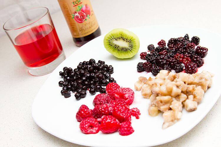 ингредиенты для прохлаждающего коктейля из замороженных ягод и фруктов фото