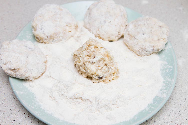 как приготовить сырники с бананами и яблоками картинка