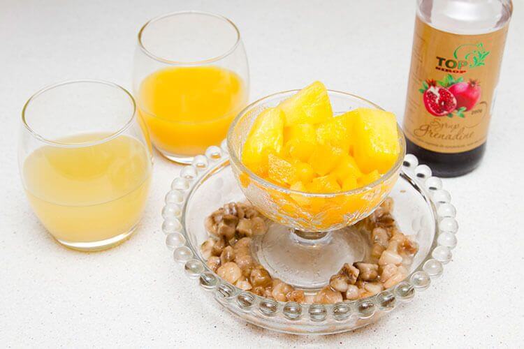 прохлаждающий коктейль из замороженных ягод и фруктов ингредиенты фото