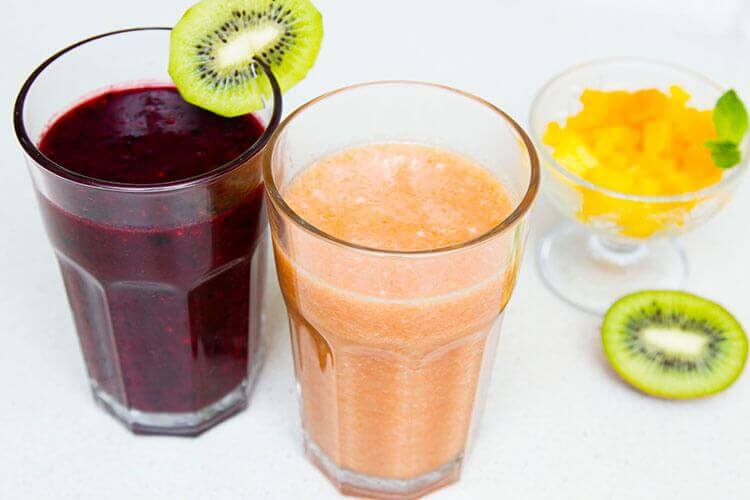 прохлаждающий коктейль из замороженных ягод и фруктов фото