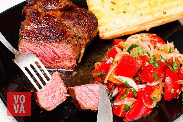 стейк рибай с сальса верде фото