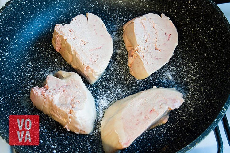 обжарка печени фуа-гра фото