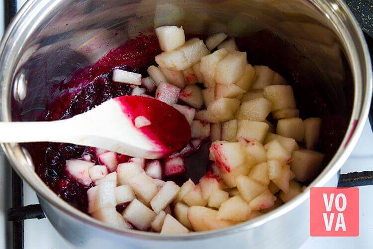 приготовление бруснично-грушевого соуса фото