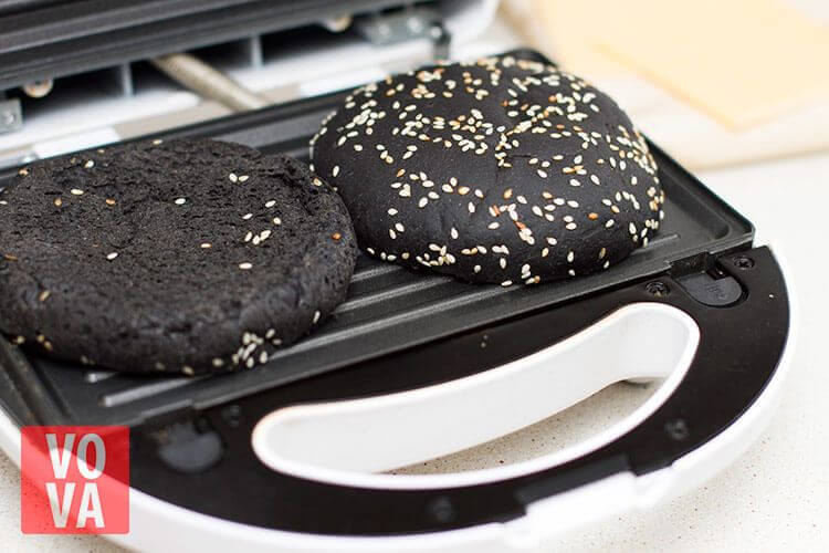 Подогрев булочек для бургера на сковородке