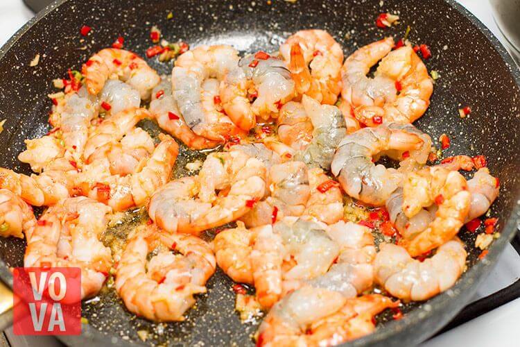 обжарка креветок на сковороде
