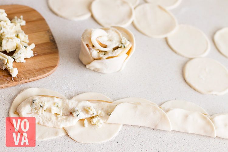 Добавление начинки в розочки из теста