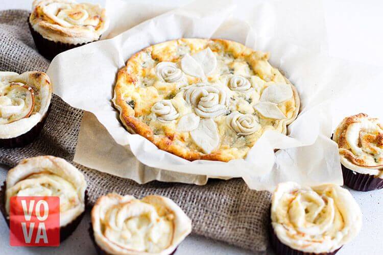 Пирог с грушами и сыром дорблю и розочки из теста