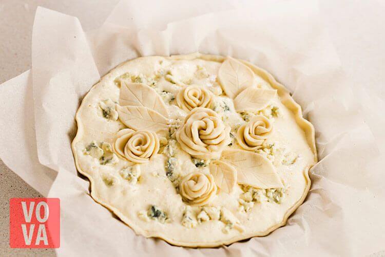 Пирог с грушами и сыром дорблю в форме для выпекания