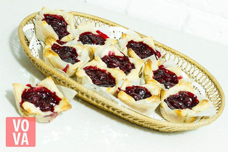 слоеные корзинки с вишнями