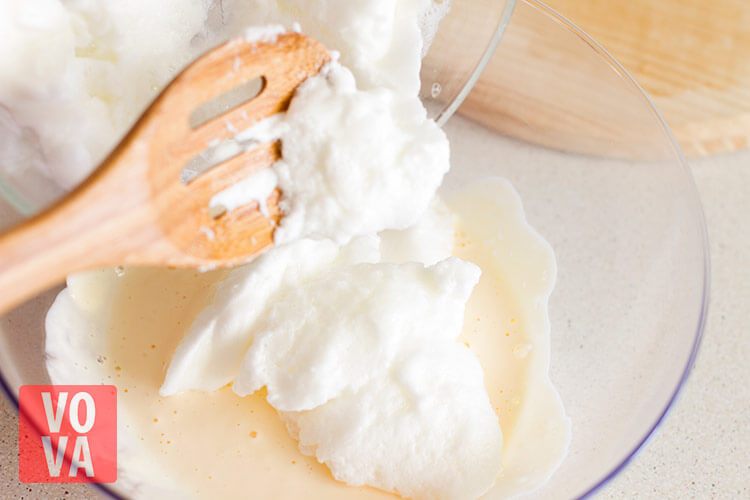 Смешивание белков с желтками и сметаной