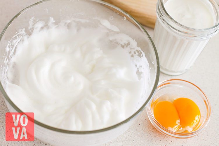 Взбитые белки для пирога с грушами и сыром дорблю
