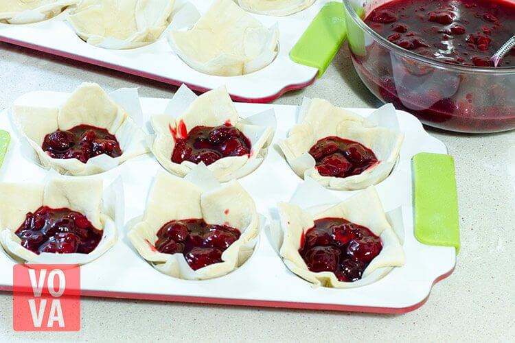 корзинки с вишнями в формах для запекания