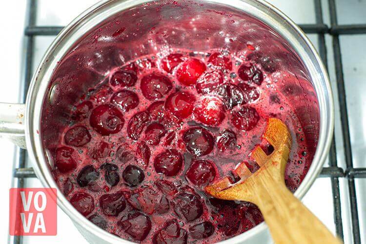 вишня варится в кастрюле