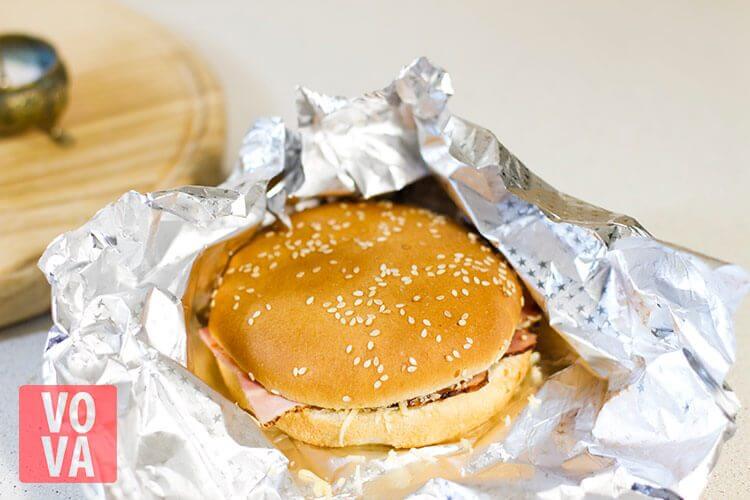 Булочки с беконом и яйцом перед запеканием