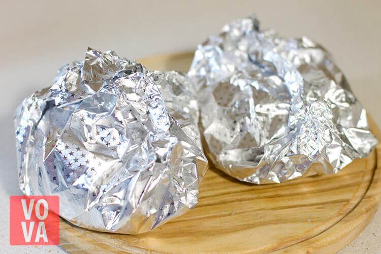 Булочки с беконом и яйцом