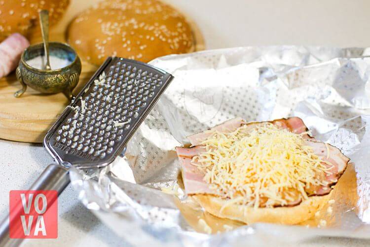 Булочки с беконом яйцом и сыром