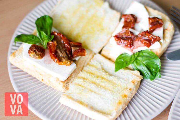 Хлеб на тарелке