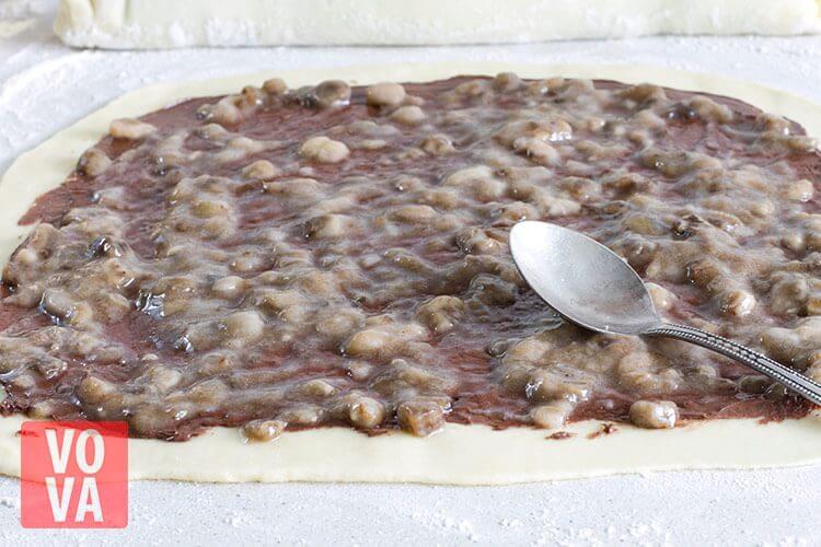 тесто смазанное шоколадно-ореховой пастой и бананами