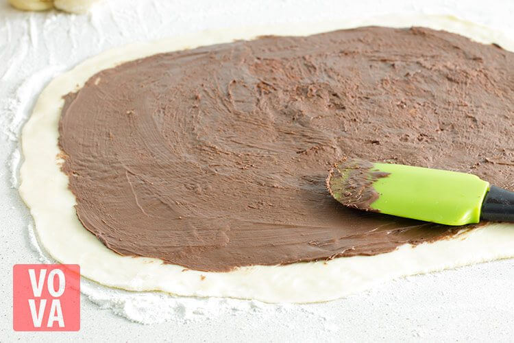 тесто смазанное шоколадно-ореховой пастой