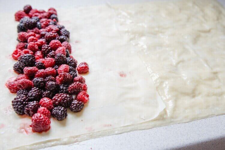 лист теста с ягодной начинкой