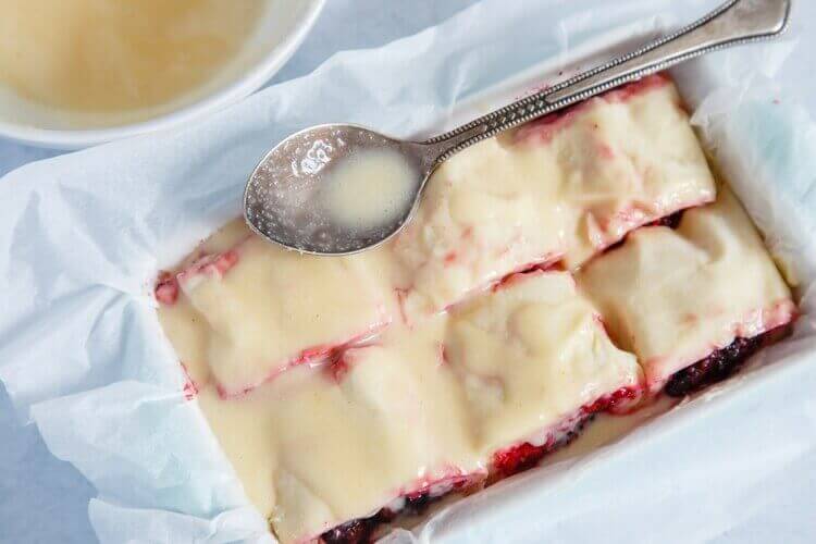 пирог в форме для выпекания залитый кремом