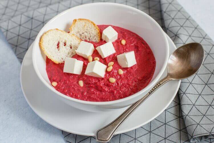 готовый крем-суп, поданный с фетой и орешками
